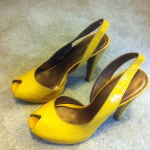 Mustard yellow patent leather Aldo pumps size 9