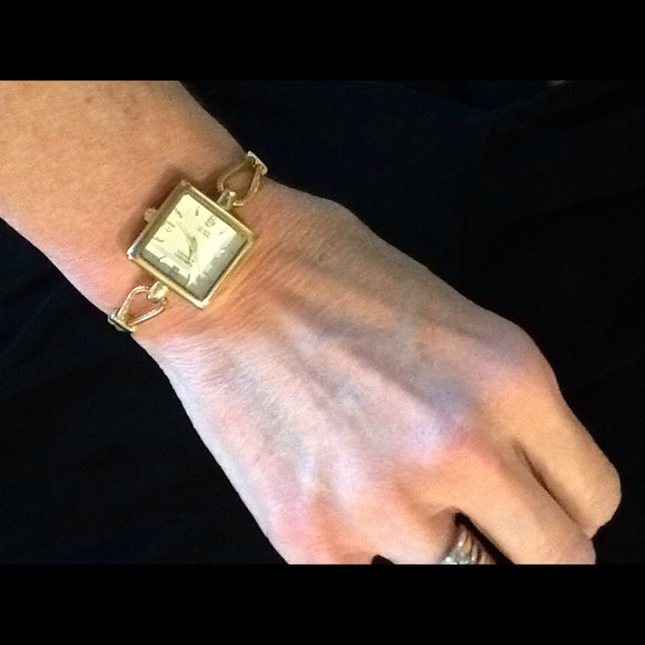 💥SOLD IN BUNDLE💥Gorgeous gold toned watch - Picture 2 of 2