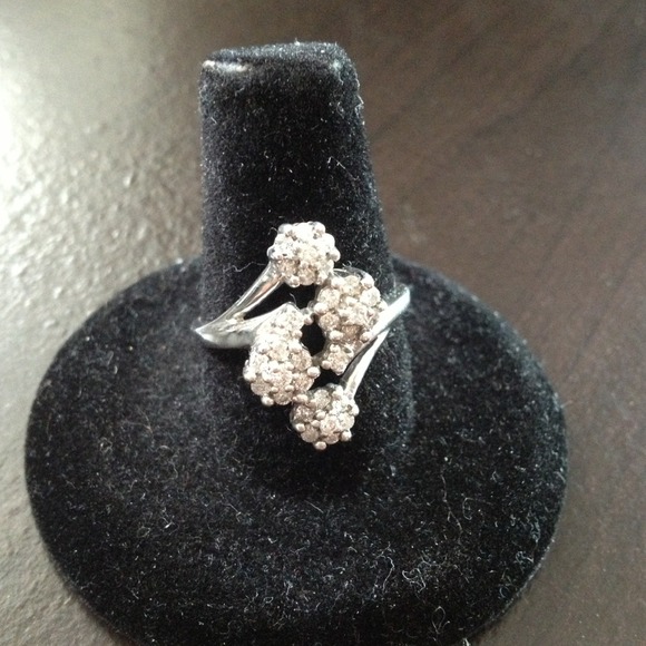 14kt WHITE GOLD DIAMOND RING - Picture 2 of 3
