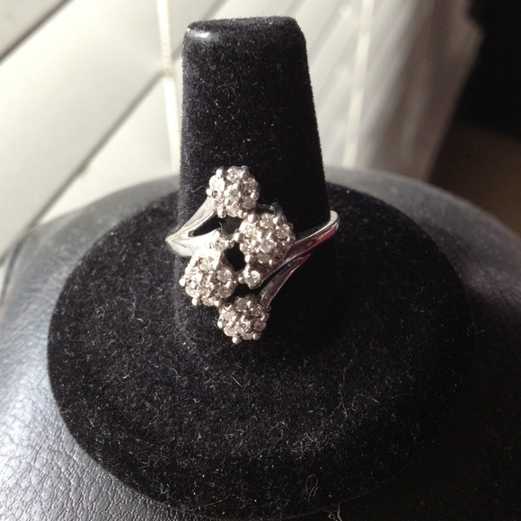 14kt WHITE GOLD DIAMOND RING - Picture 3 of 3