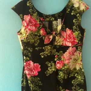 Pinup style sheath dress with keyhole & bow @ neck