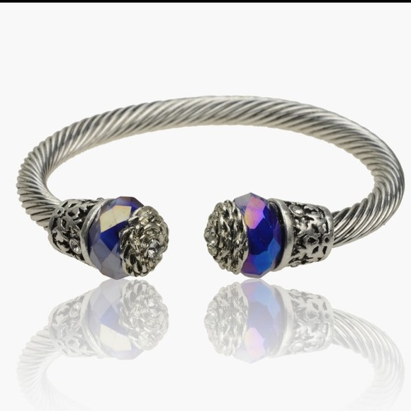 ⬇REDUCED⬇Silver Tiwst Blue Crystal bangle!