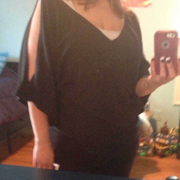 🚫SOLD IN BUNDLE🚫Torrid open shoulder top - Picture 2 of 3