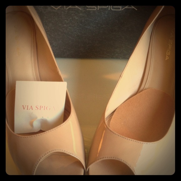 Nude patent leather heels. Via Spiga