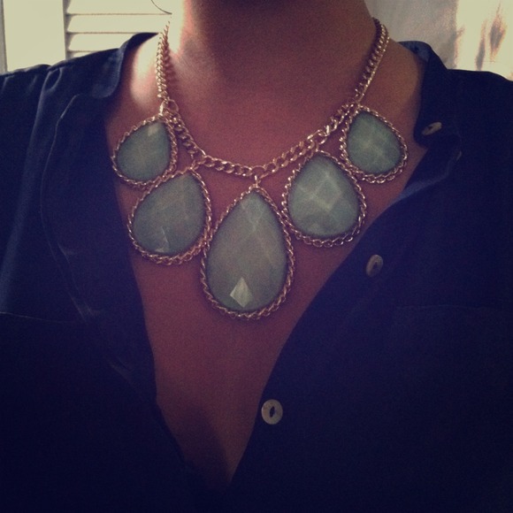 Jewelry - 🔥Amazing teardrop statement necklace!