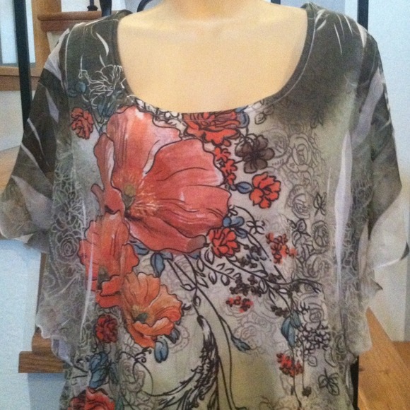 GIFTED💚💚Greens and Oranges Floral Butterfly Top - Picture 2 of 4