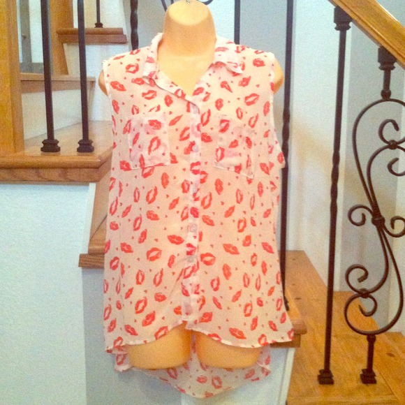 SOLD💋💋Lips Summer High Low Top 💋💋