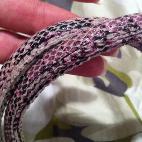 BUNDLED!!!🎉HP 9/6/13🎉Pink snake print BCBG tote - Picture 2 of 4