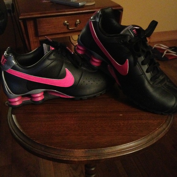Pink and black Nike Shocks!