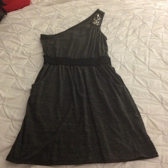 Everly  Dresses & Skirts - Adorable grey one shoulder dress