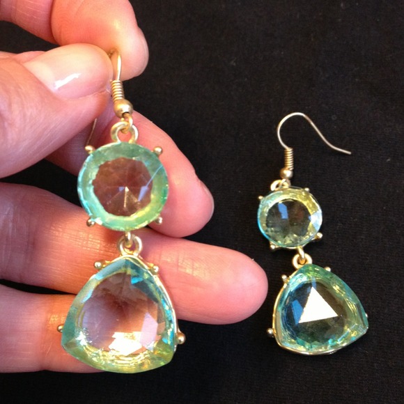 ❌SOLD toBellisimma1❌Hint of green crystal earrings