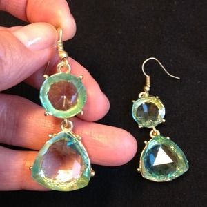 ❌SOLD toBellisimma1❌Hint of green crystal earrings