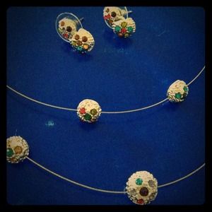 Beautiful necklace w/matching earrings
