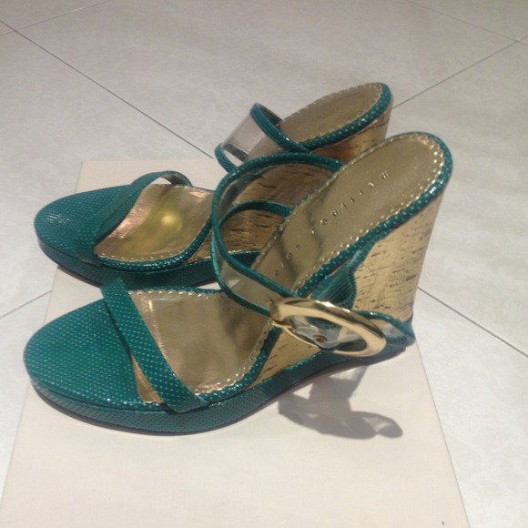 💥SOLD💥Martinez Valero green and gold sandals - Picture 2 of 3