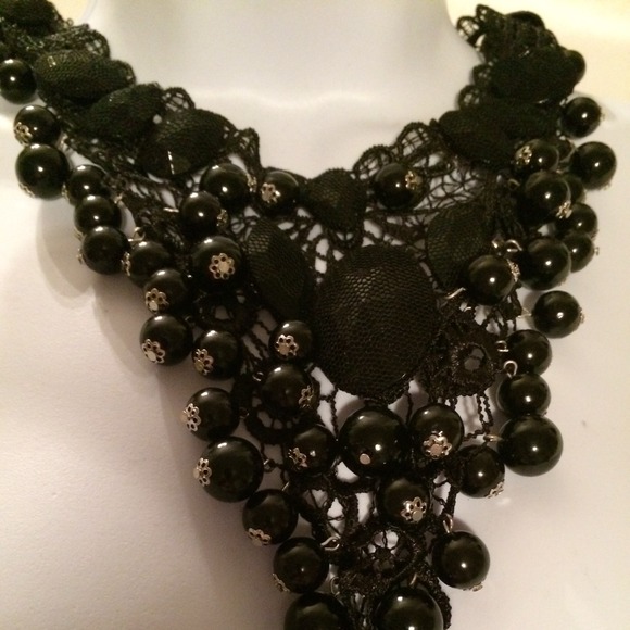 Lace Pearl Necklace - Picture 2 of 3