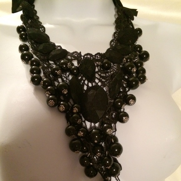 Lace Pearl Necklace - Picture 3 of 3