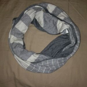 ❌ Sold in bundle❌ Hollister Infiniti scarf