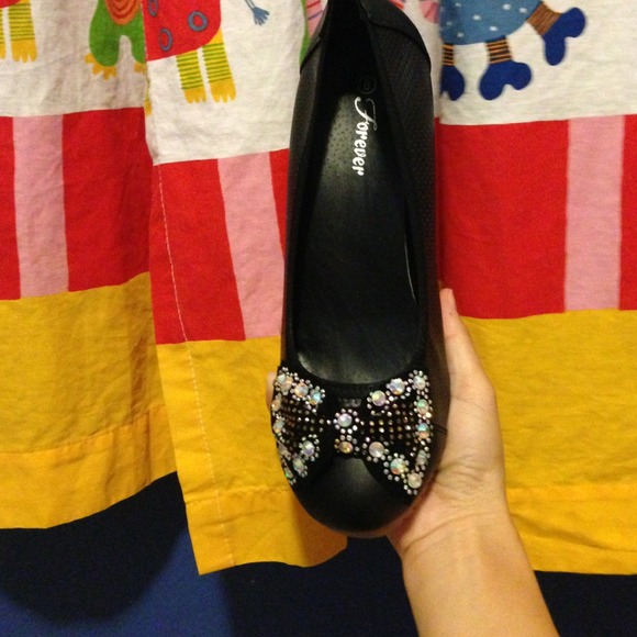 Available in white size 5.5 - Picture 2 of 4