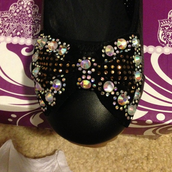 Available in white size 5.5 - Picture 3 of 4