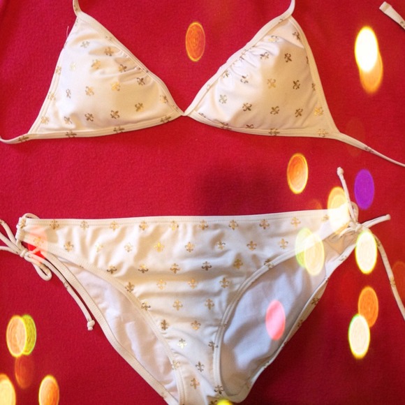 💟SOLD IN BUNDLE💟Gold and White Fleur Di Lis Bik