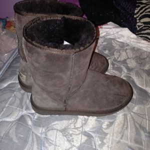 Brown color uggs size 6