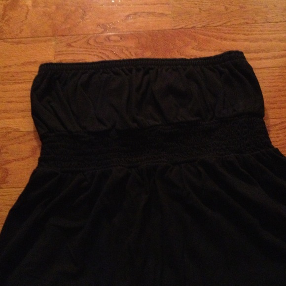 ❌SOLD❌BLACK STRAPLESS TOP - Picture 2 of 2