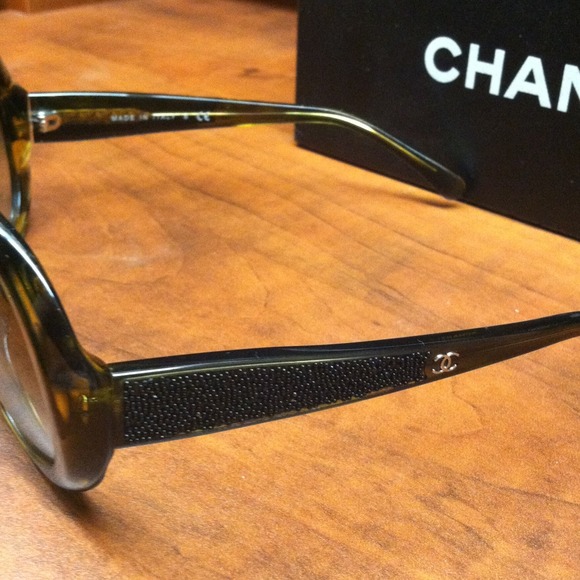 SOLD ON TRADSEY! Authentic Chanel Sunglasses👓👓👓 - Picture 3 of 3