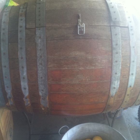 Beautiful barrel style ice chest, used, heavyduty