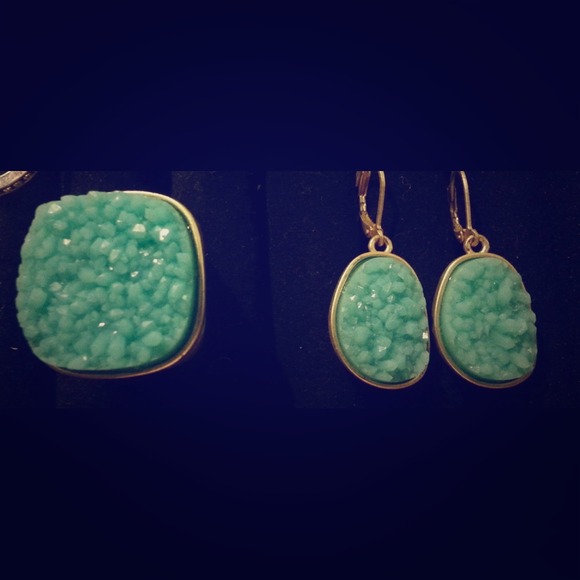 JUST REDUCED!! Cute turquoise earring and ring set - Picture 1 of 3
