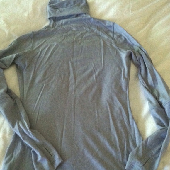 Lululemon gray turtleneck.