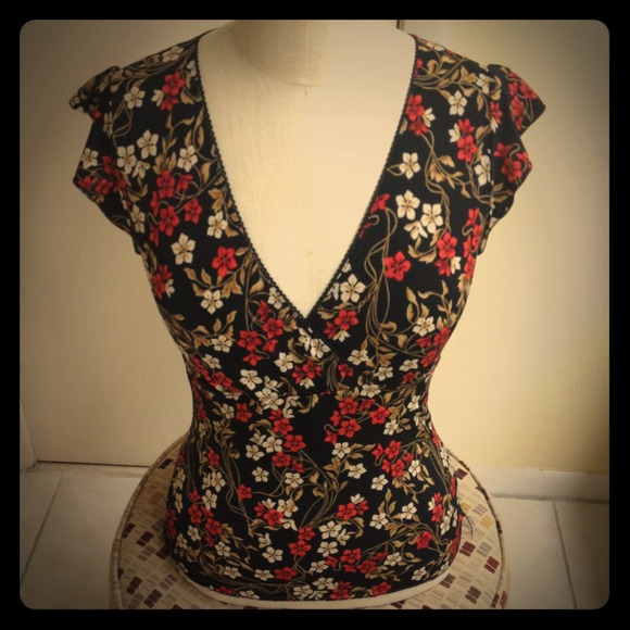 Form fitting top, black with flower details
