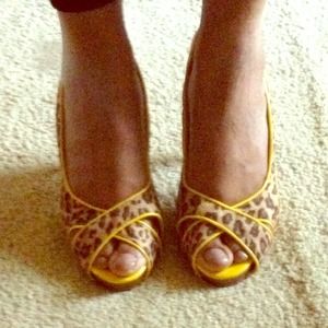 Trendy cheetah print sling backs