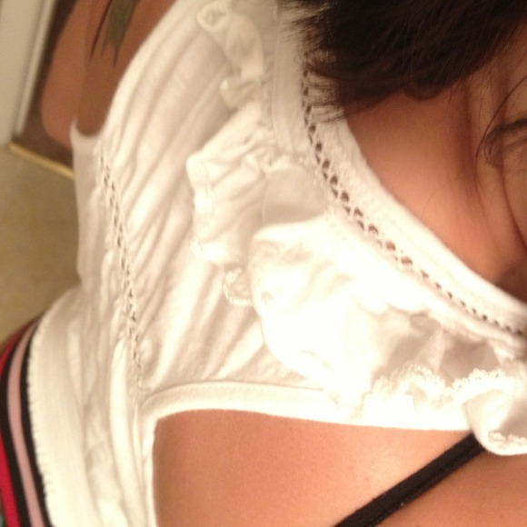 Ruffle cinched top w/ lace - Picture 3 of 3