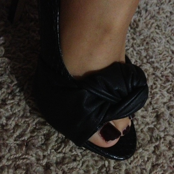 Sexy black peep toe knot heels - Picture 2 of 4