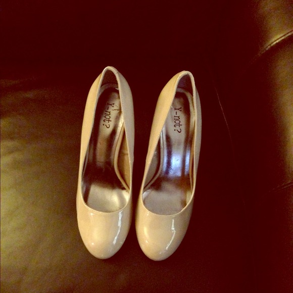Nude pumps
