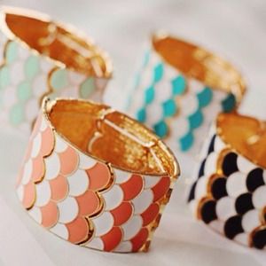 Navy scallop stretch bracelet