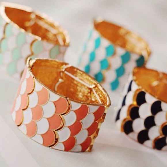 Mint scallop stretch bracelet