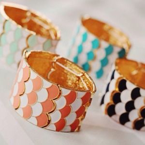 Mint scallop stretch bracelet