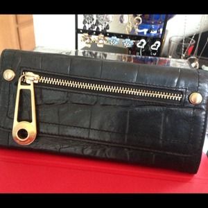 B. Makowsky zipper wallet