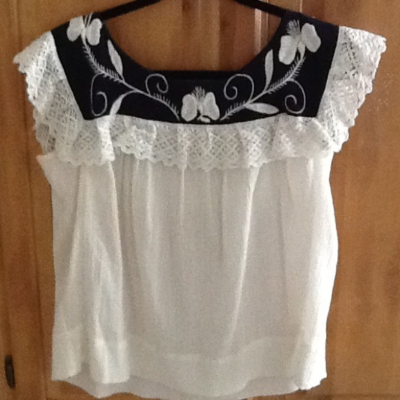 PRICE DROP Milly blouse with embroidery and lace. - Picture 2 of 3