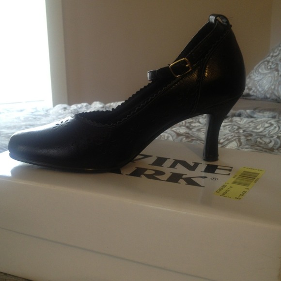 Black floral accented heels - Picture 2 of 3