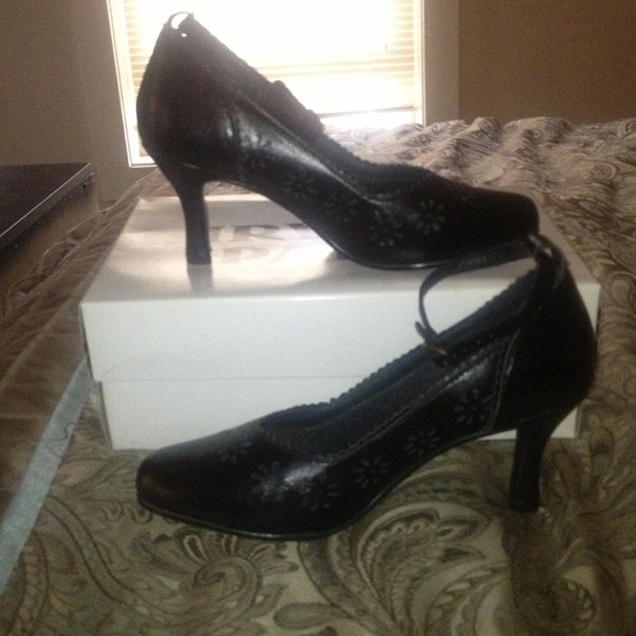 Black floral accented heels - Picture 3 of 3