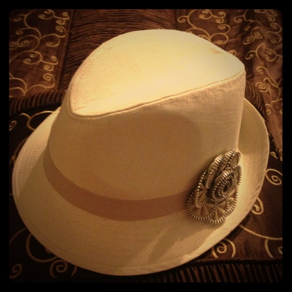 Cream hat! Worn once! Very beautiful 🌺 - Picture 1 of 1
