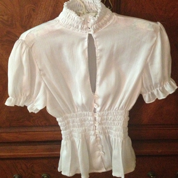 ❌SOLD❌ white top 3 buttons at neck open slit