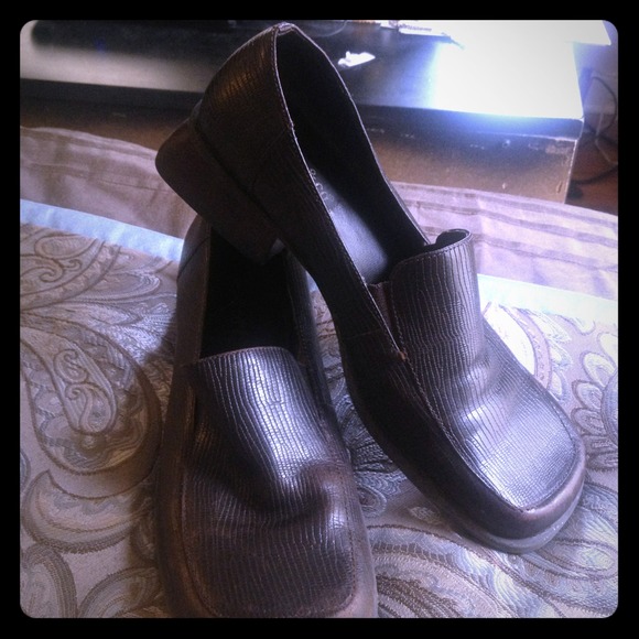 Brown leather square heeled shoes