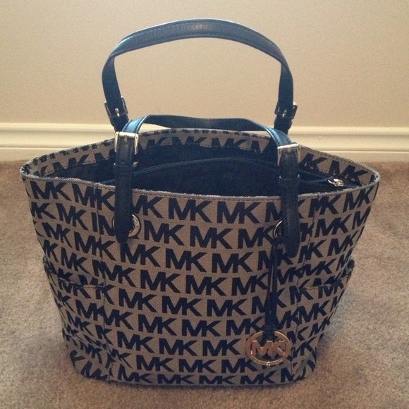 BACK FOR SALE...MICHAEL KORS SIGNATURE TOTE