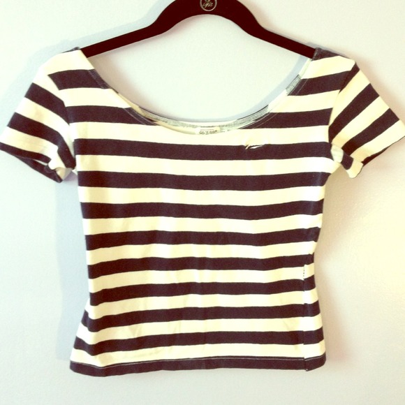 ⛔Sold in Bundle⛔Super cute Guess stretchy crop top