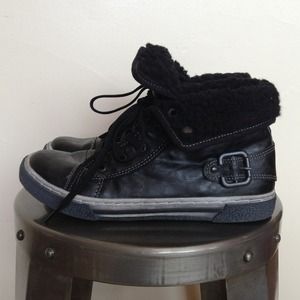 Also high tops holding for Tracy