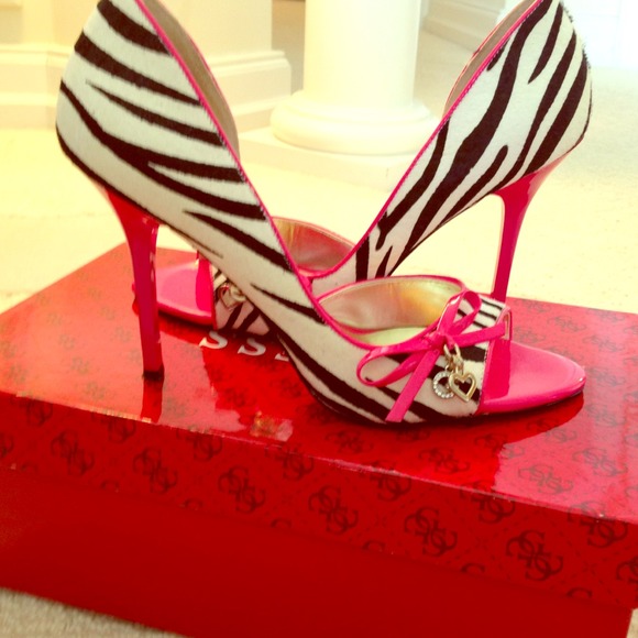 Guess Zebra pump with pink piping