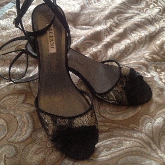 Black laced peep toe heels - Picture 2 of 3